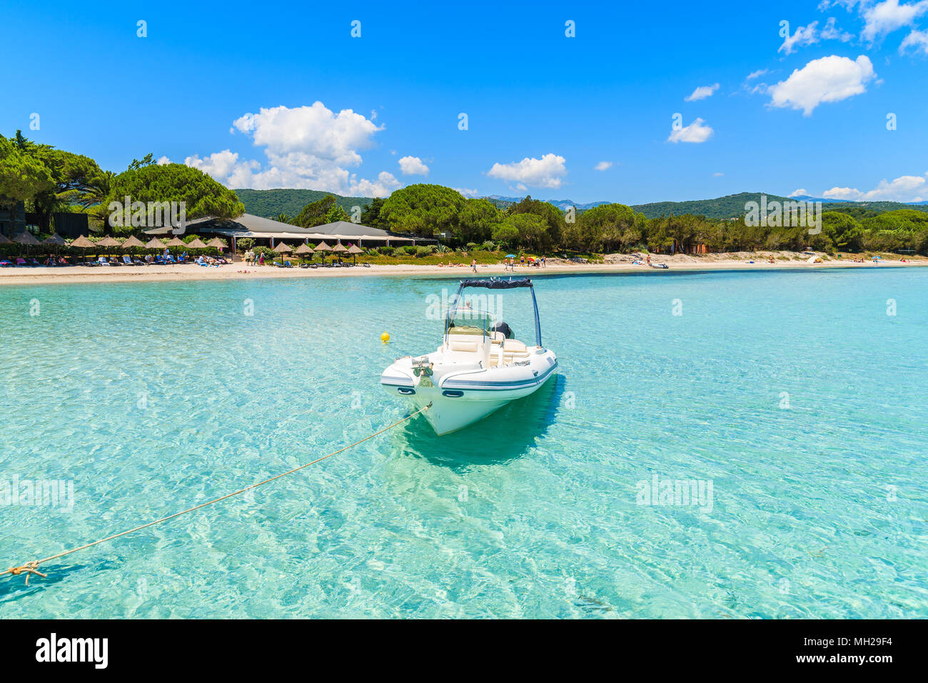 Boot auf kristallklarem azurblauem Meer Wasser der Strand von Santa Giulia, Insel Korsika, Frankreich Stockfoto