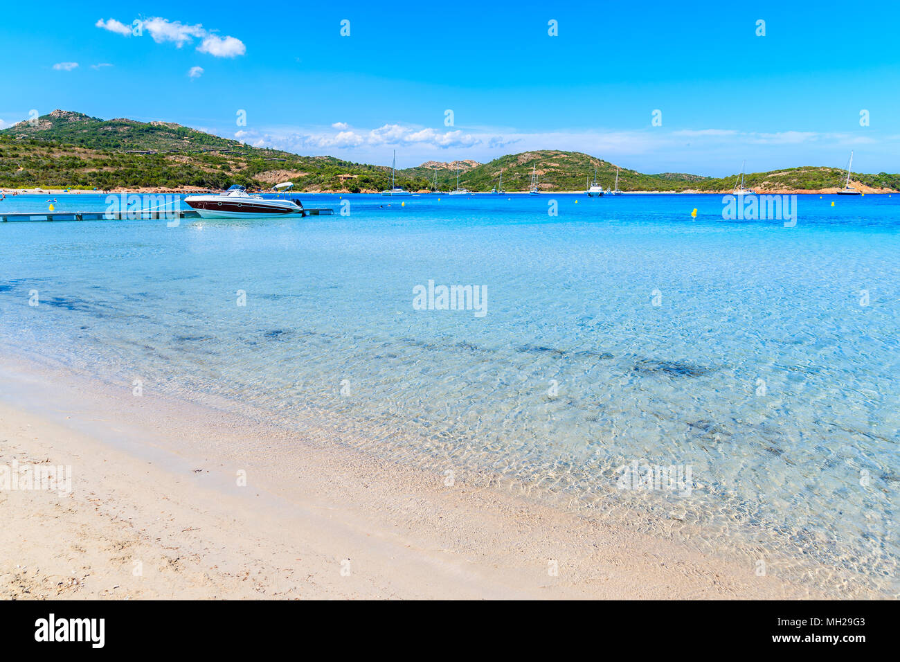 Boot auf kristallklarem azurblauem Meer Wasser der Strand von Santa Giulia, Insel Korsika, Frankreich Stockfoto