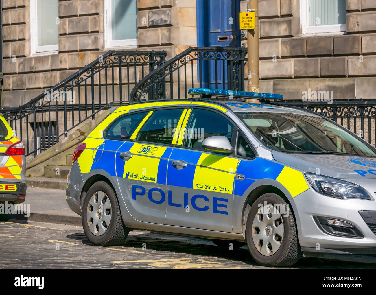 Polizei Schottland Fahrzeuge außerhalb Leith Polizei Station geparkt, Queen Charlotte Street, Leith, Edinburgh, Schottland, Großbritannien, ehemals Leith Rathaus Stockfoto