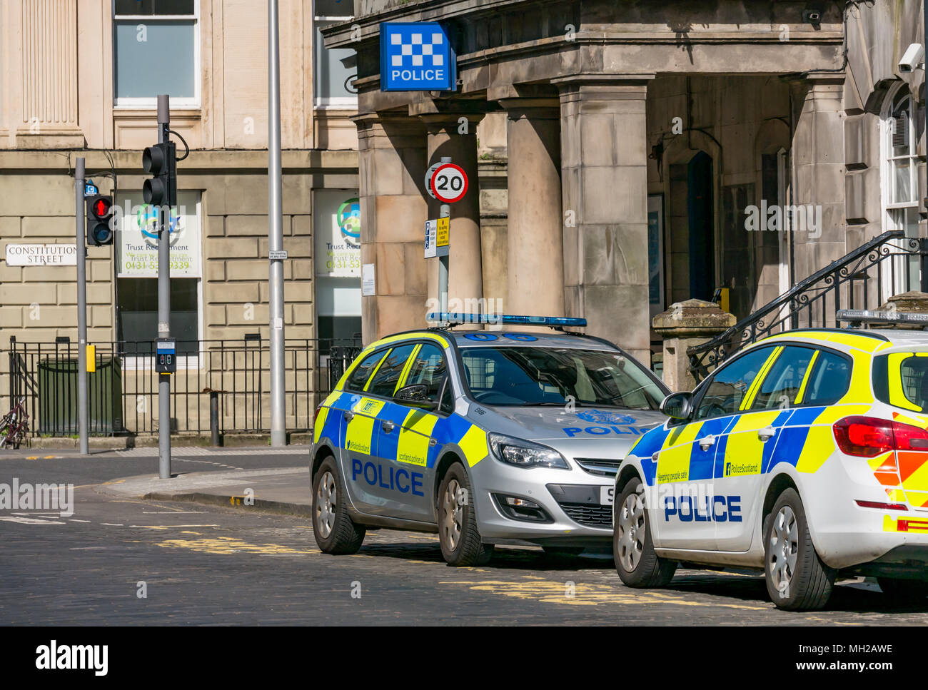 Polizei Schottland Fahrzeuge außerhalb Leith Polizei Station geparkt, Queen Charlotte Street, Leith, Edinburgh, Schottland, Großbritannien, ehemals Leith Rathaus Stockfoto