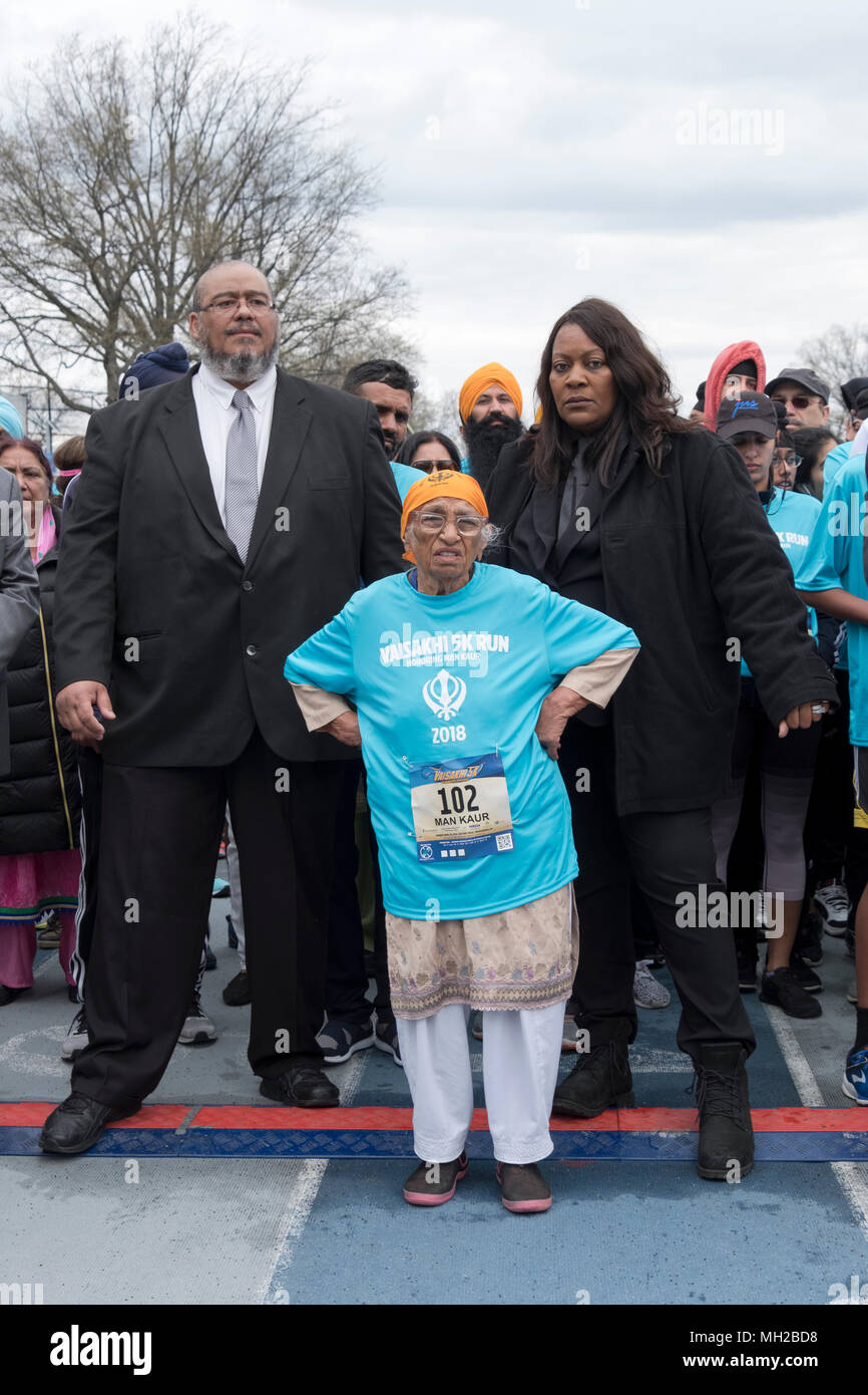 102 Jahre alter Mann Kauri & große Sicherheit Schutz an der Startlinie am Vaisakhi 5k laufen in VIctory Field, Woodhaven, Queens, New York. Stockfoto