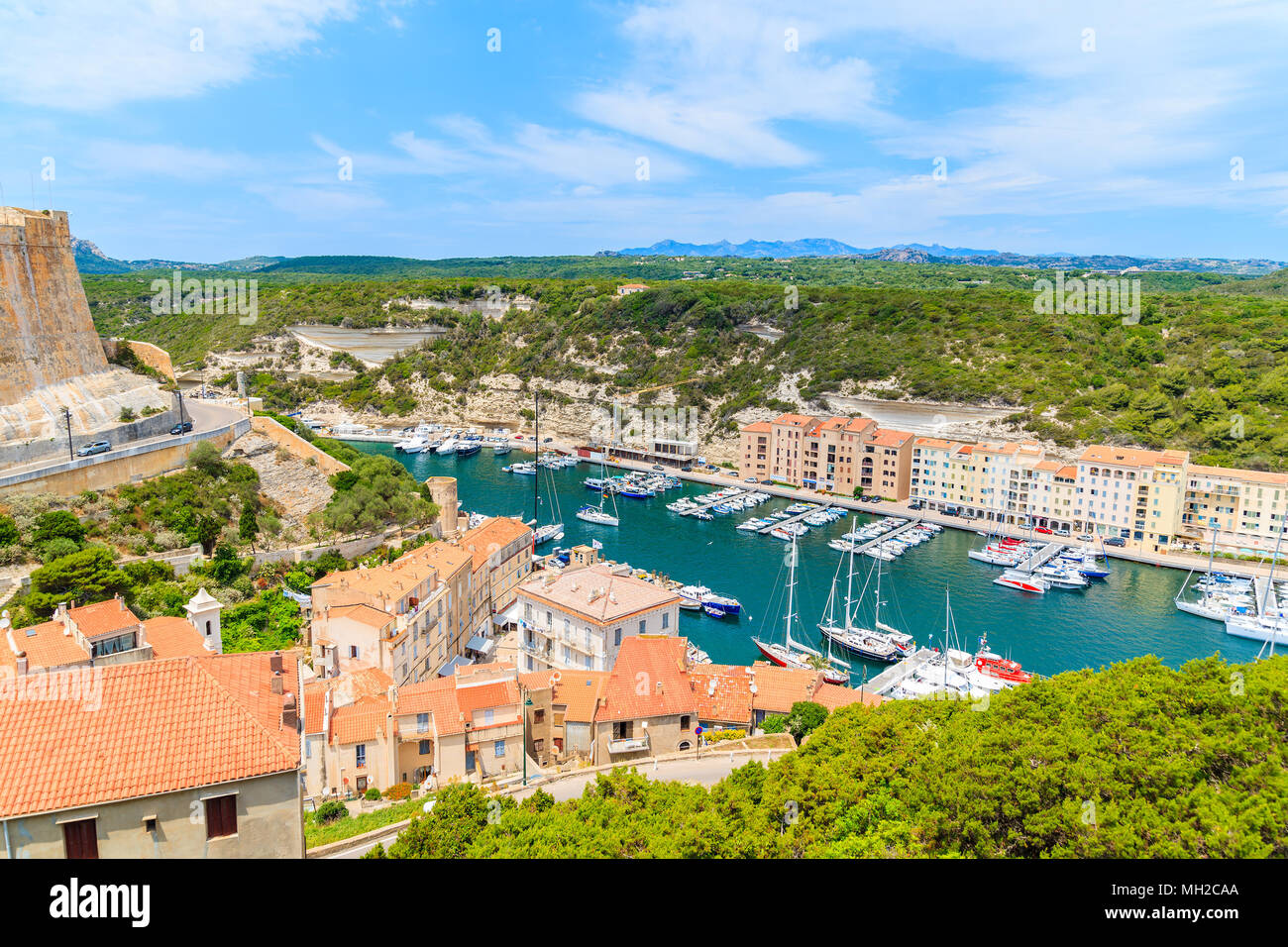 BONIFACIO HAFEN, Insel Korsika - May 24, 2015: Blick auf den wunderschönen Hafen mit bunten Häusern und Boote auf sonnigen Sommertag. Diese französische Insel ist Population Stockfoto