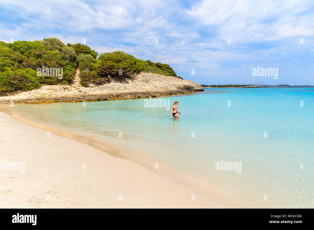 Korsika, Frankreich - 23.Juni, 2015: junge Frau zu Fuß ins Wasser über Petit Sperone Strand auf sonnigen Sommer heißer Tag. Diese französische Insel ist beliebt Stockfoto