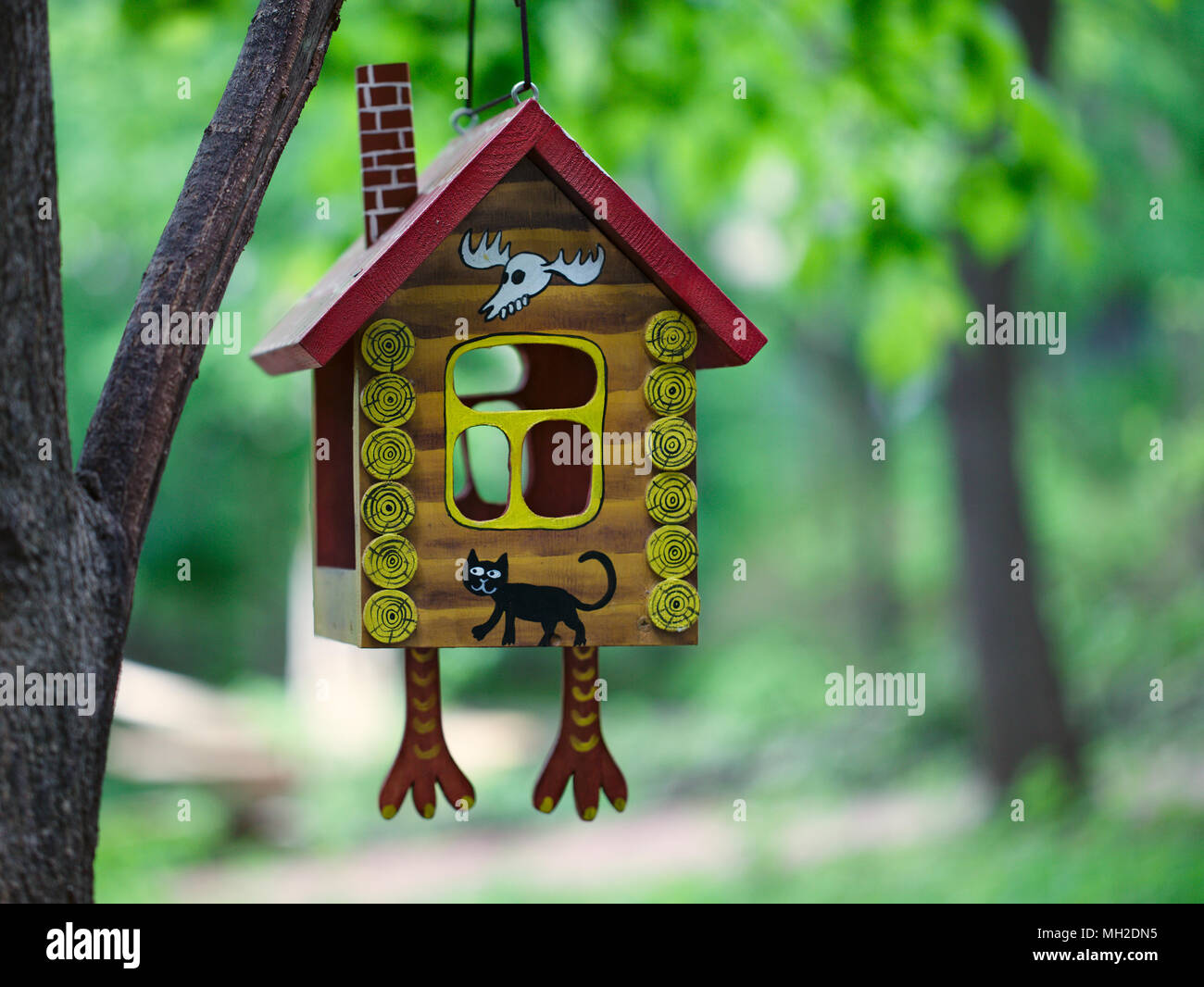 Holz- zuführung für Vögel im Sommer. Vogelhaus aus Holz im Garten gemacht  Stockfotografie - Alamy