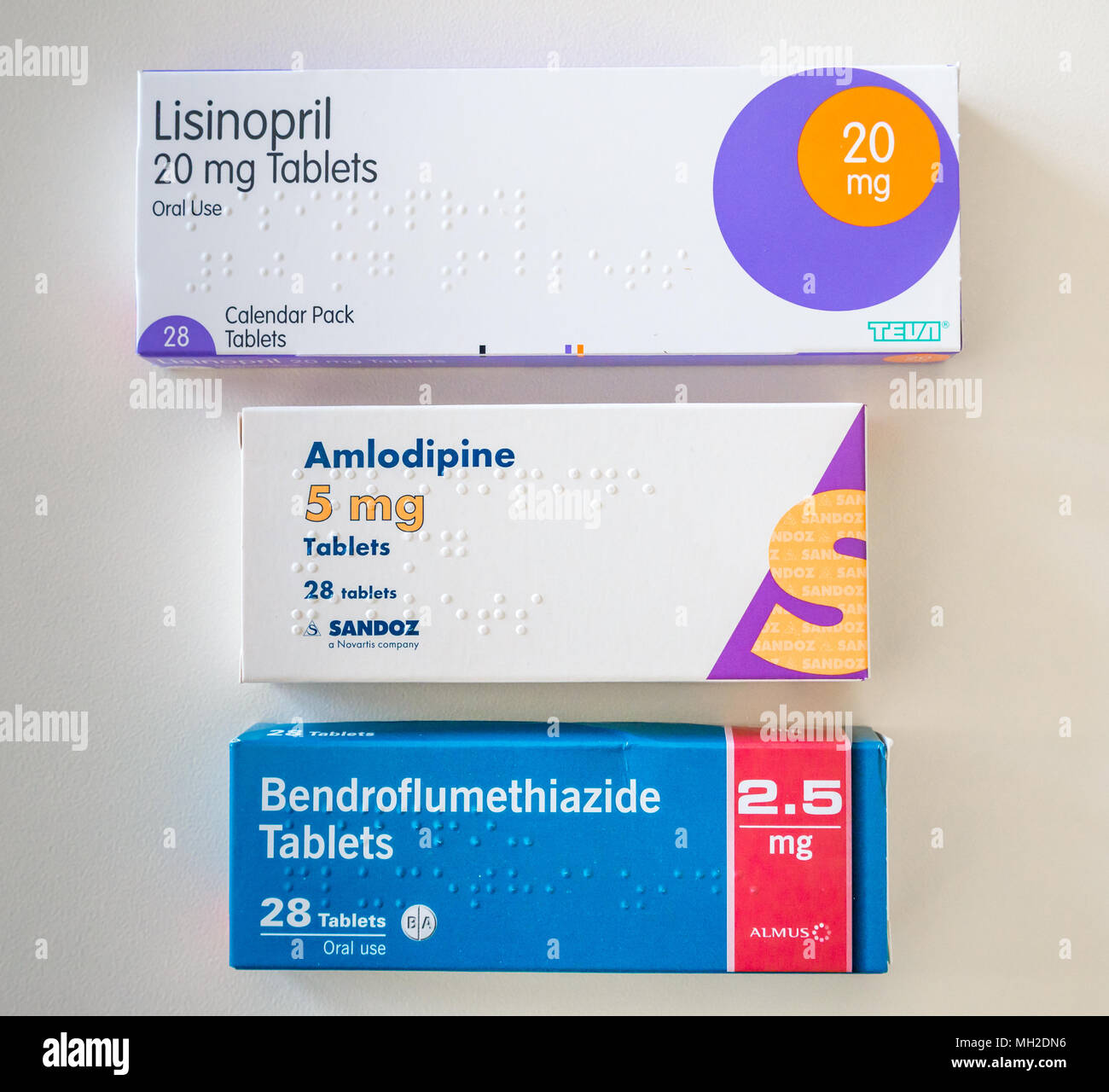 Packungen mit Tabletten für die Behandlung der Hypertonie oder  Bluthochdruck. Lisinopril, Amlodipin (norvasc) und Bendroflumethiazide  (Furosemide Stockfotografie - Alamy