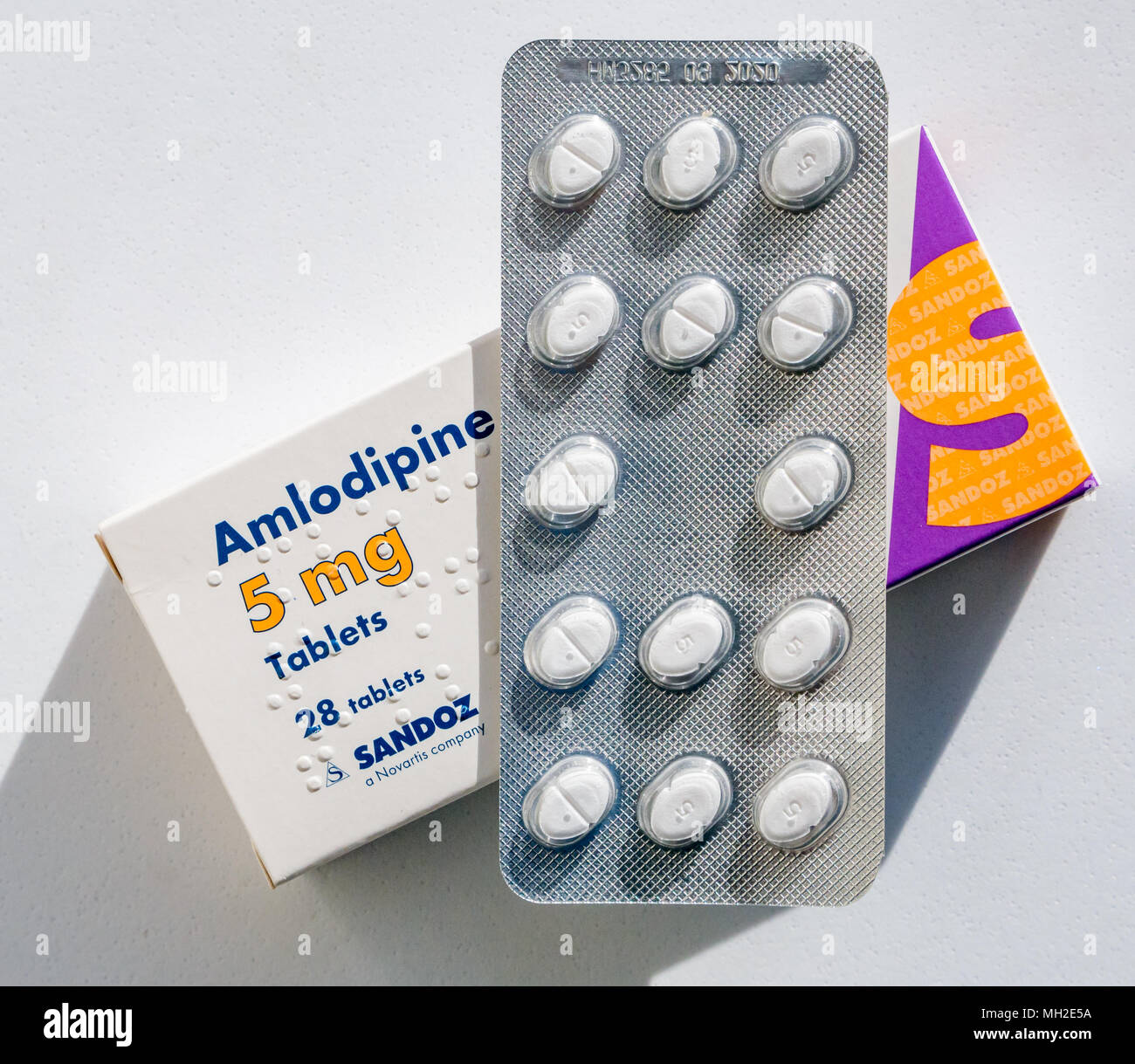 Verpacken von Tabletten für die Behandlung der Hypertonie oder  Bluthochdruck. Amlodipin (Norvasc) 5 mg Tabletten auf weißem Hintergrund  Stockfotografie - Alamy