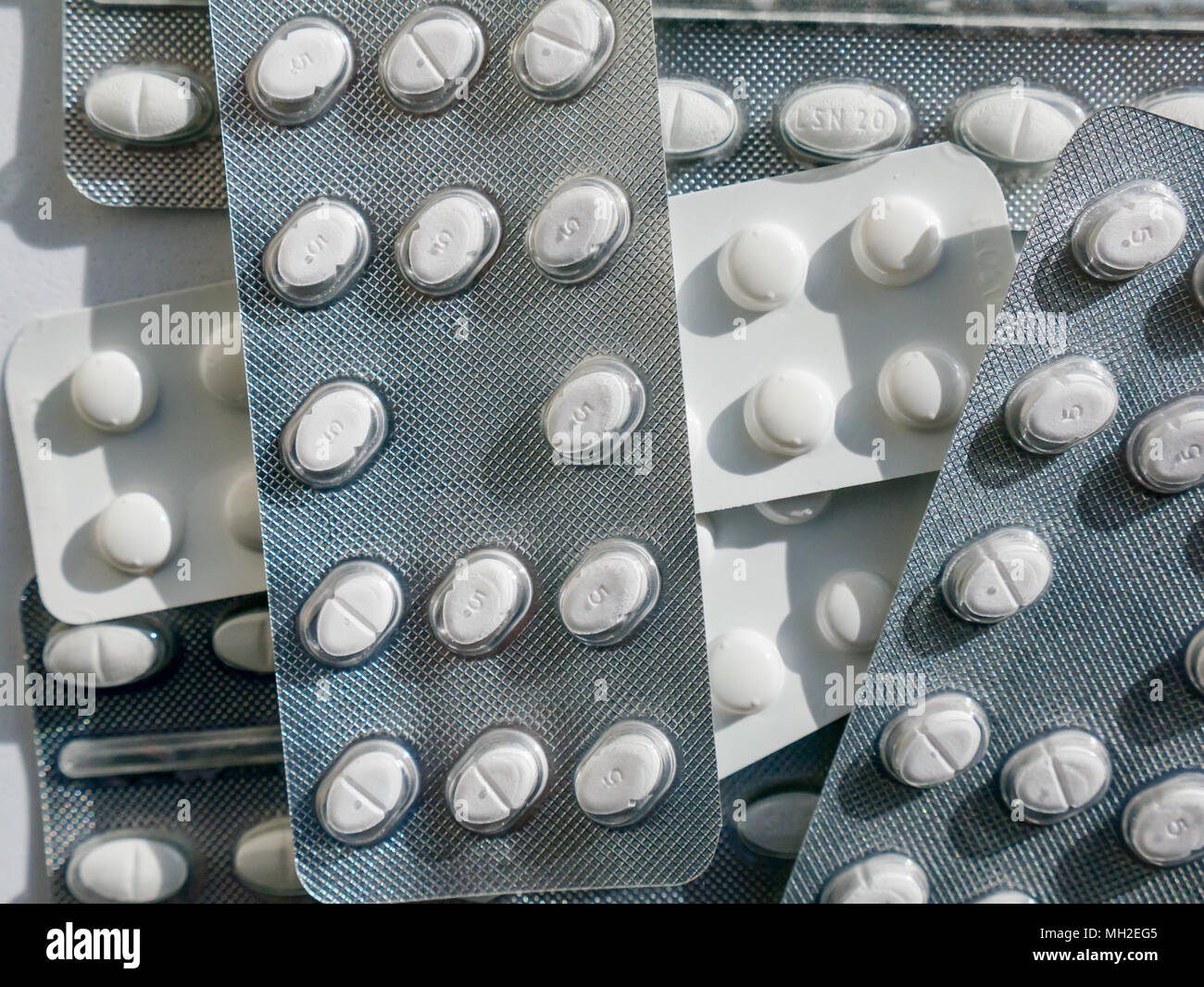 Close up Tabletten für die Behandlung der Hypertonie oder Bluthochdruck. Lisinopril, Amlodipin (norvasc) und Bendroflumethiazide (Furosemide) Stockfoto