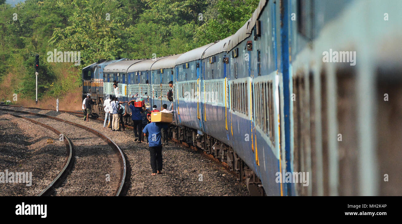 Opportunistische Anbieter verkaufen für Fluggäste aus dem Titel durch die Fenster eines gestoppt Zug, Indien Stockfoto