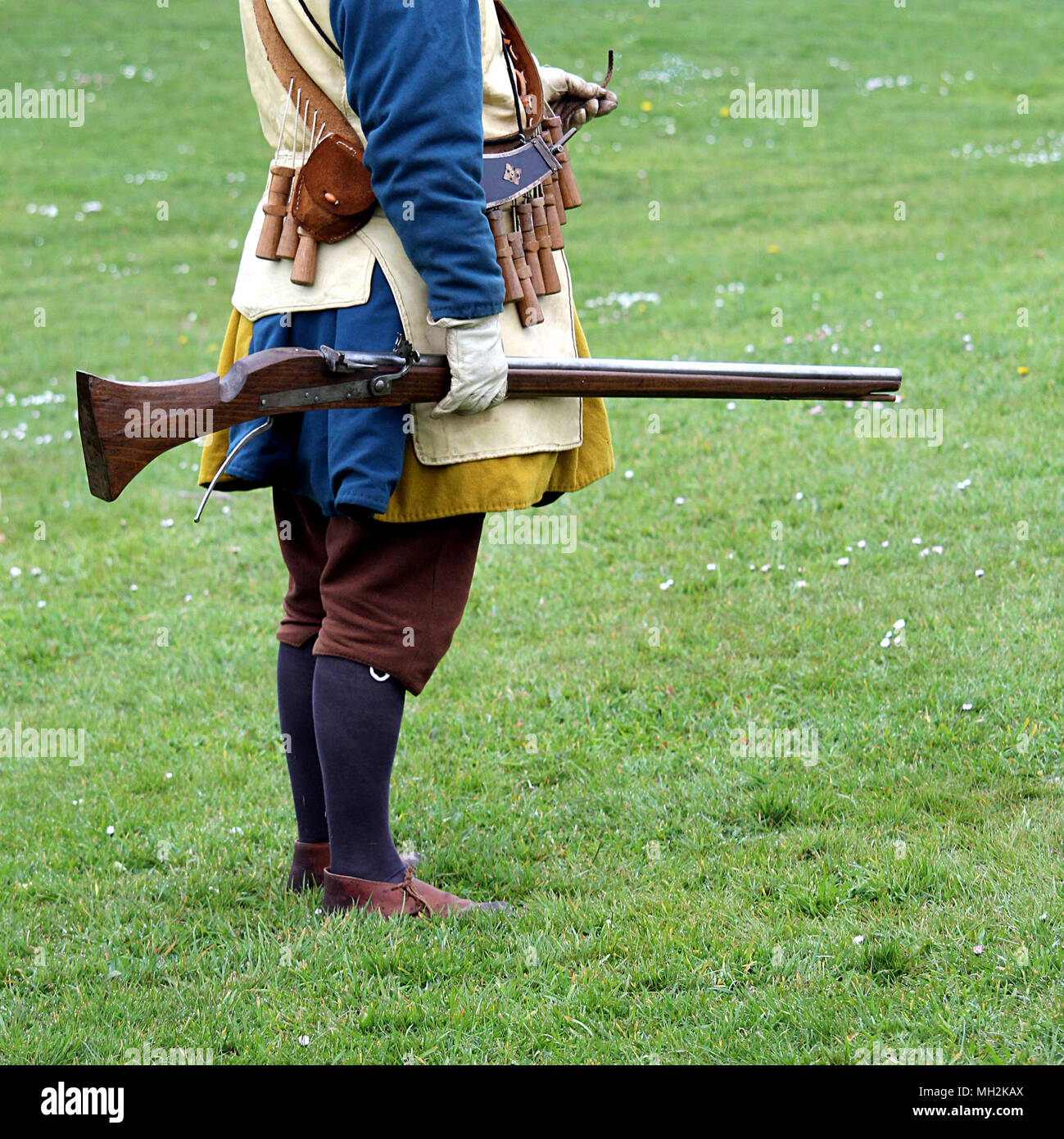 Historische militärische re-Enactor in Blau und Gelb Tudor Kleidung mit Leder- Ausstattung mit einer Muskete und andere Ausrüstung gekleidet. Stockfoto