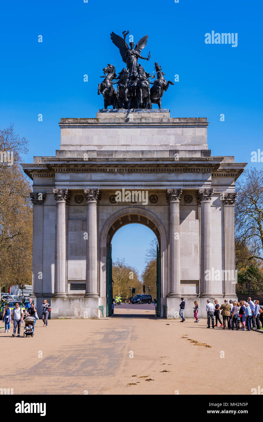 LONDON, Großbritannien - 18 April: Blick auf Wellington Arch historische Denkmal in der Innenstadt von London am 18. April 2018 in London. Stockfoto