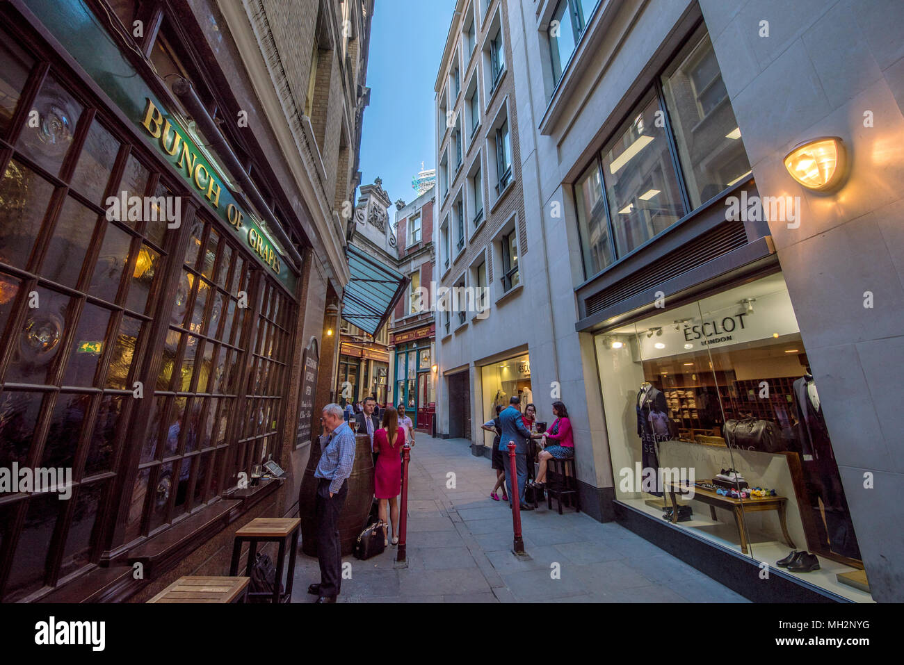 LONDON, Großbritannien - 19 April: Pubs und Geschäften in einer kleinen Seitenstraße in der Bank Financial District am 19. April 2018 in London. Stockfoto