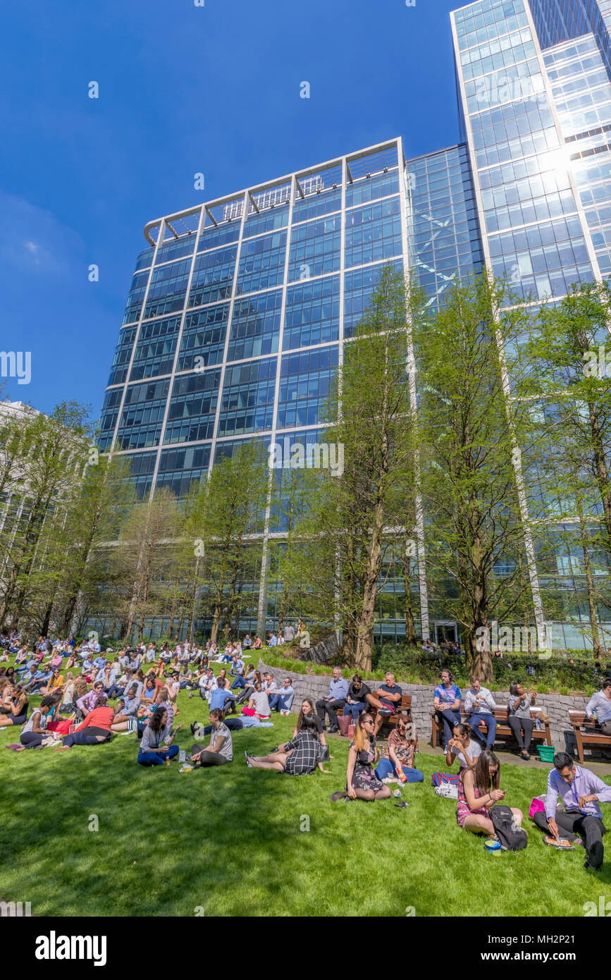 LONDON, Großbritannien - 20 April: Jubilee Park an einem sonnigen Tag in der Canary Wharf Financial District am 20. April 2018 in London. Stockfoto