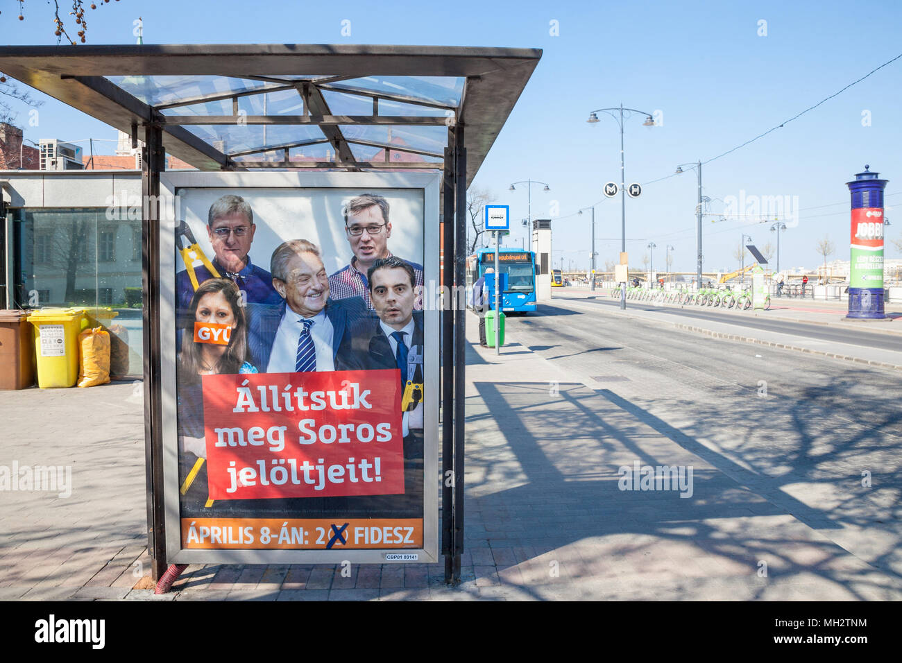 BUDAPEST, Ungarn - 8 April 2017: Plakat aus politischen Partei Fidesz, die die Gegner der PM Viktor Orban umliegenden Milliardär philathropist Ge Stockfoto