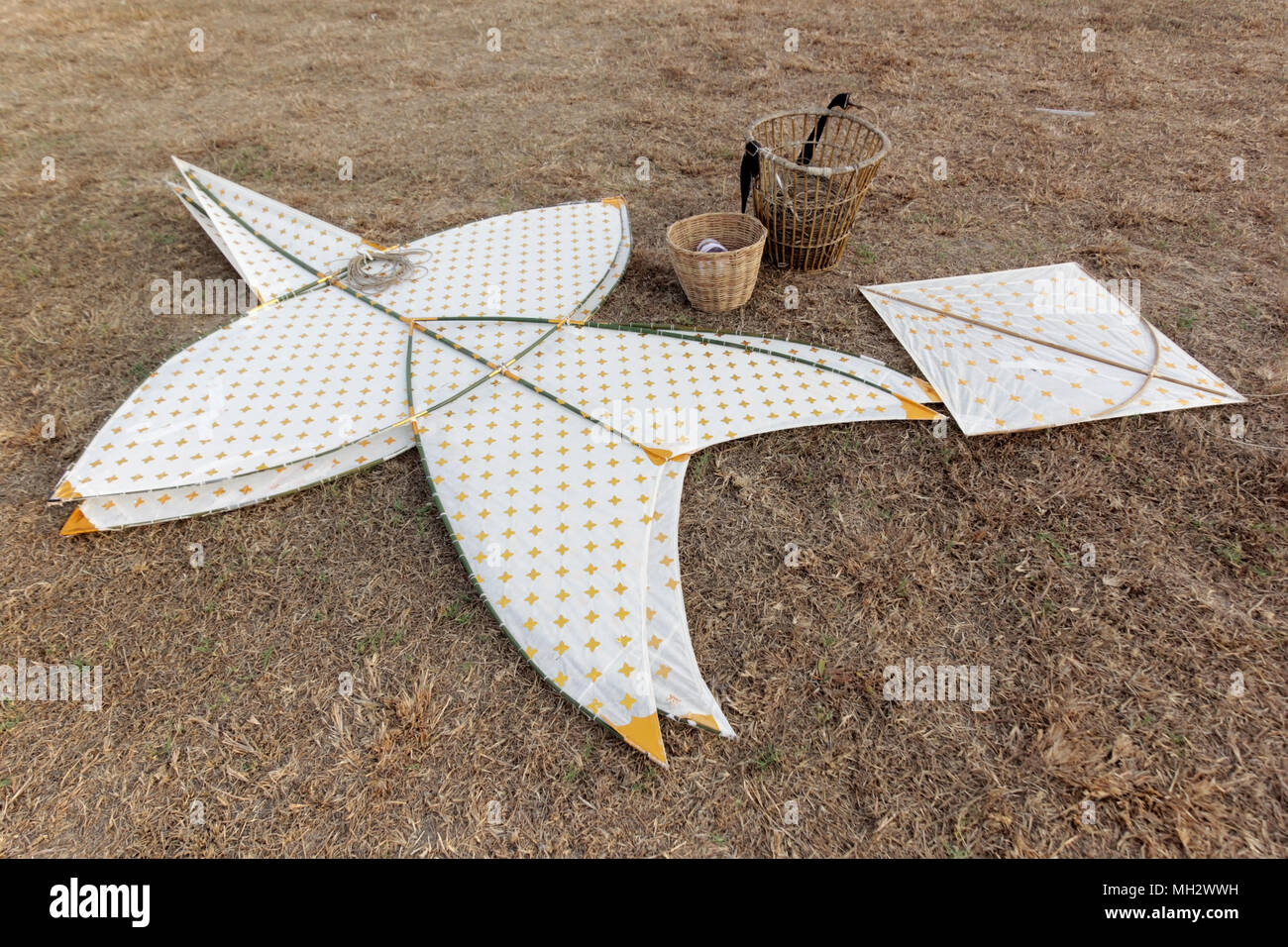 Sternförmige Kite, traditionelle Thai Drachen auf dem Boden Stockfoto