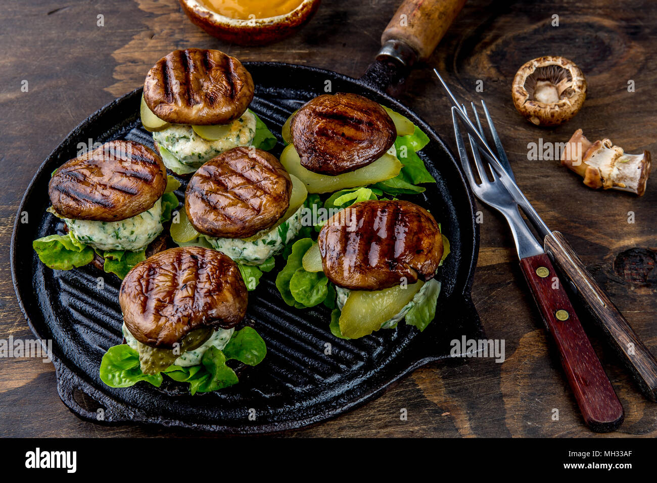 Gegrillte Portobello bun Pilz Burger auf Gusseisen Grillpfanne ob Holz ...