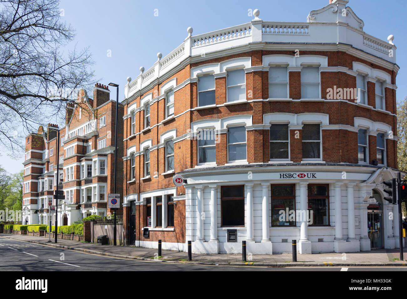 Arlington Park Gardens Apartments und der HSBC Bank, Sutton Lane North & High Street, Chiswick, Borough von Hounslow, London, England, Vereinigtes Königreich Stockfoto