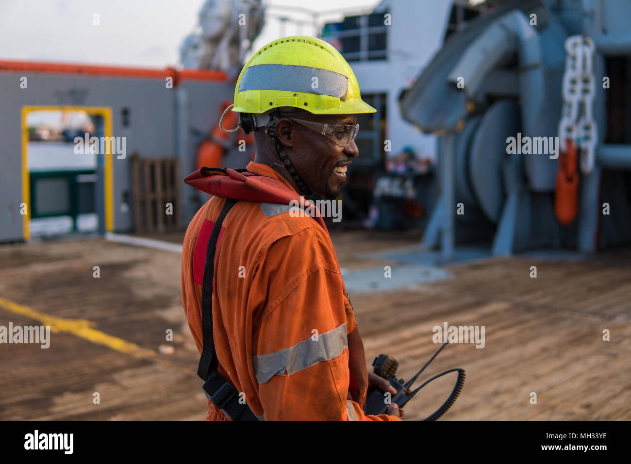 Seemann AB oder bootsmann an Deck von offshore Schiff oder auf dem Schiff, PPE tragen Stockfoto