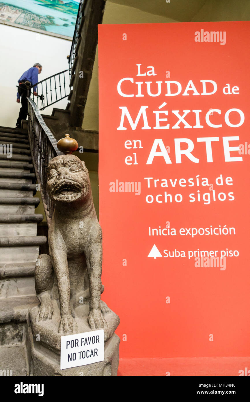 Mexiko-Stadt, Mexikanisch, Hispanic, historisches Zentrum, Museo de la Mexico-Museumsstadt, Treppe, geschnitzter Steinlöwe, Schild, Poster, nicht berühren, Kunstausstellung MX1 Stockfoto