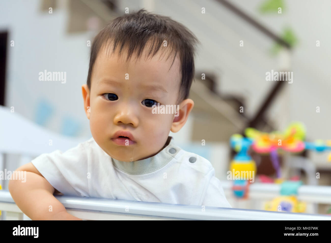 Asiatische Baby niedlich Junge in der Krippe Stockfoto