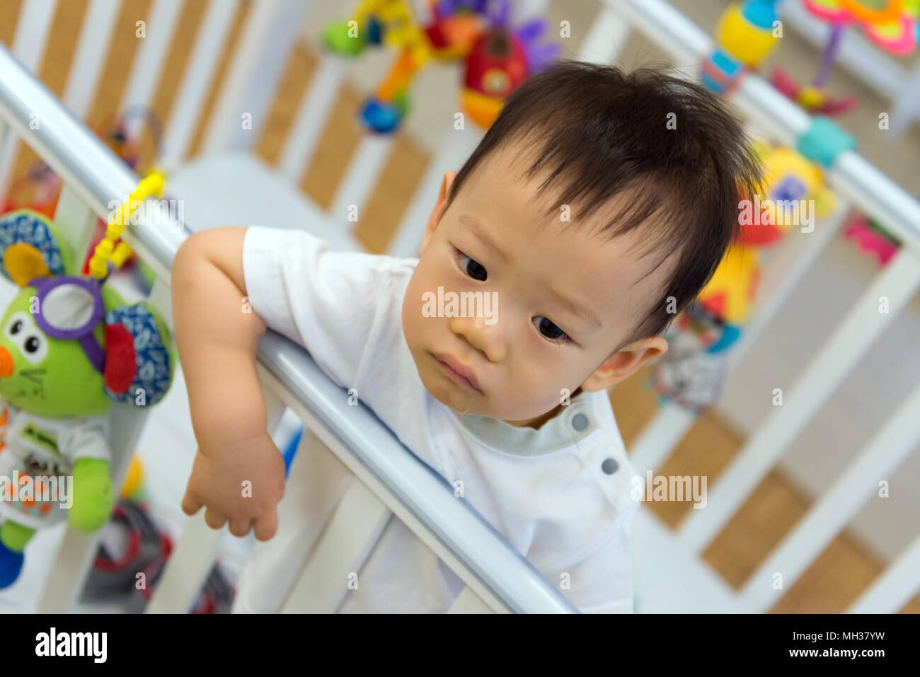 Asiatische Baby niedlich Junge in der Krippe Stockfoto
