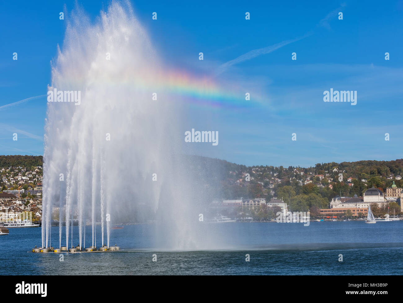 Ein Brunnen und Boote am Zürichsee in der Schweiz, in Gebäuden der Stadt  Zürich im Hintergrund. Das Bild wurde zu Beginn des Octob genommen  Stockfotografie - Alamy