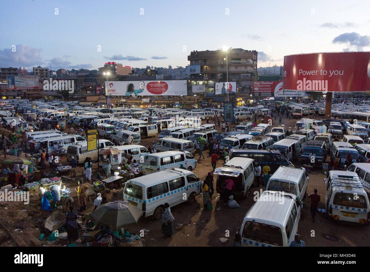 Kampala, Uganda. 14. Mai 2017. Ein arbeitsreiches und überfüllten Taxi Park, wo unzählige Treiber auf der Suche nach Kunden sind. Stockfoto
