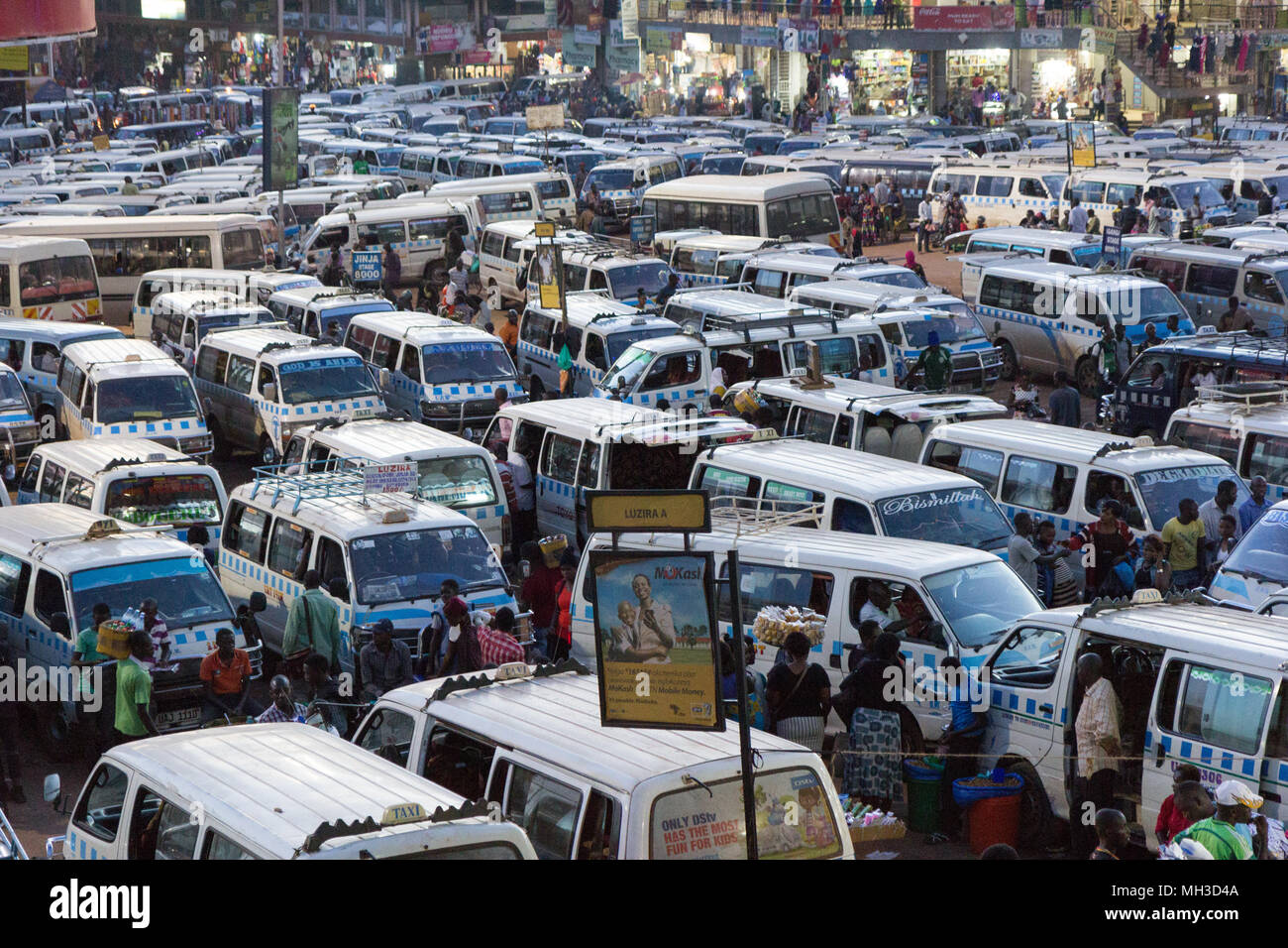 Kampala, Uganda. 14. Mai 2017. Ein arbeitsreiches und überfüllten Taxi Park, wo unzählige Treiber auf der Suche nach Kunden sind. Stockfoto