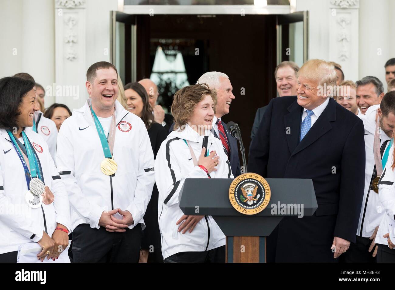 Us-Präsident Donald Trump Aktien ein Lachen mit Olympic snowboarding Goldmedaillenträger Redmond Gerard, Mitte, während einer Veranstaltung zu Ehren Team USA Olympische und Paralympische Athleten im Weißen Haus am 27. April 2018 in Washington, DC. Stockfoto