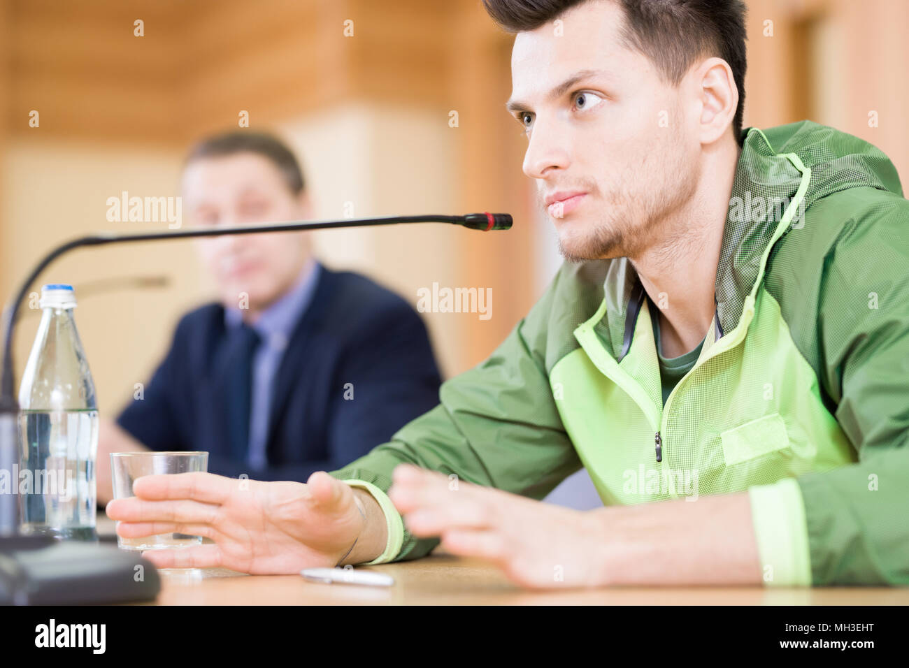 Stattliche Sportler Sprechen auf der Pressekonferenz Stockfoto