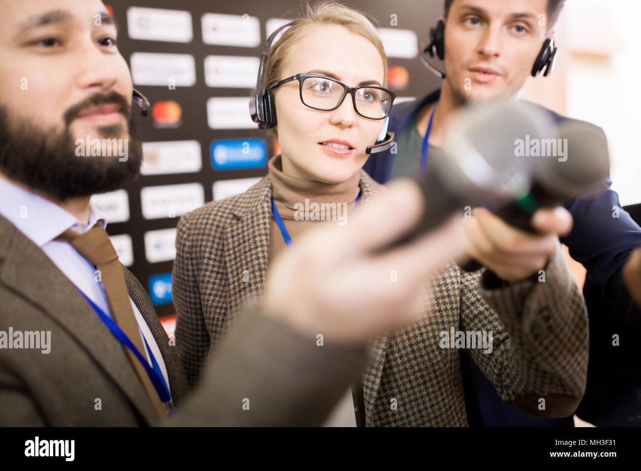 Frau in Media Group Stockfoto