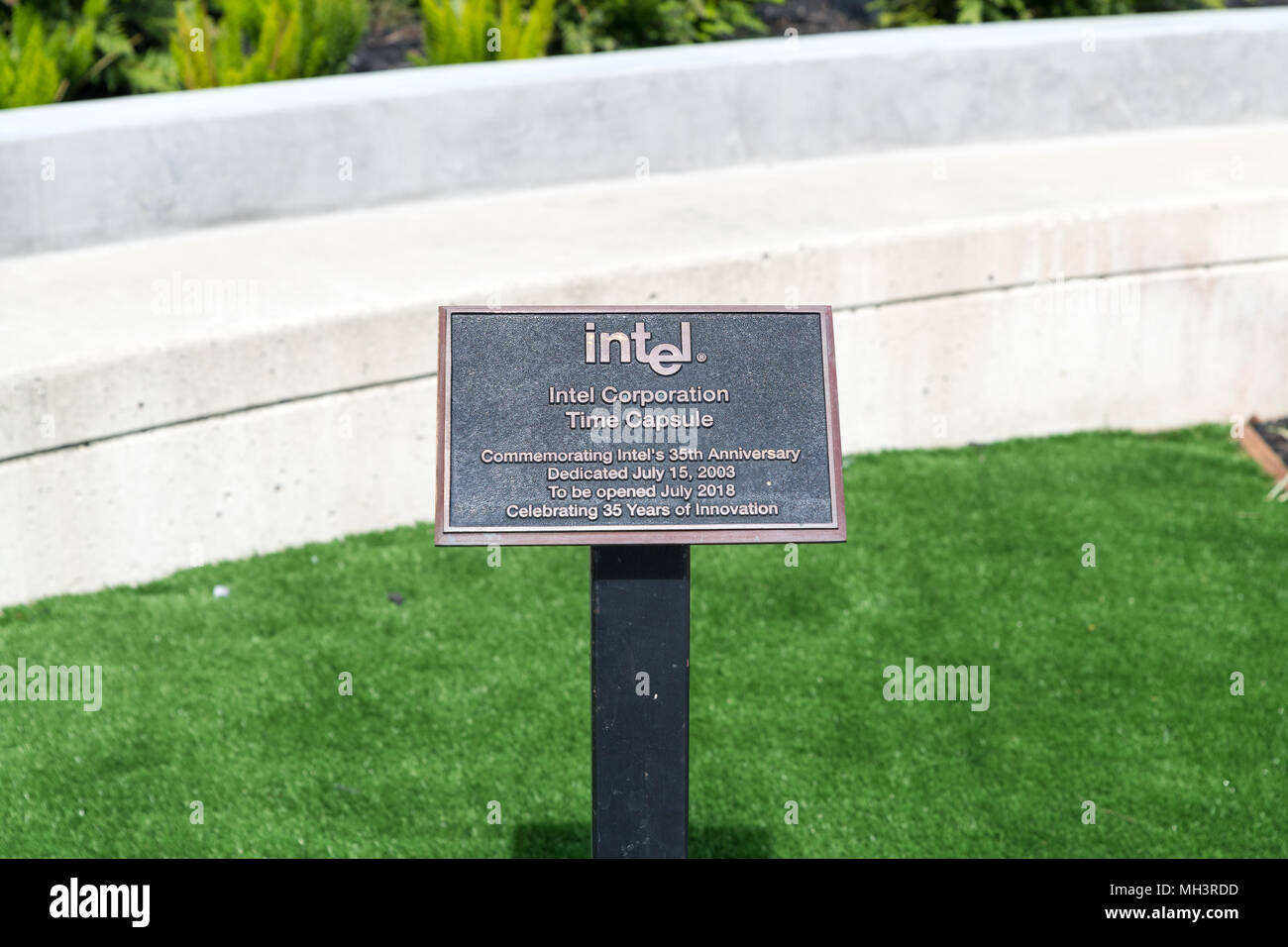 Santa Clara, Kalifornien, USA - 29. April 2018: Intel Corporation Time Capsule feiert 35 Jahre Innovation im weltweit Unternehmen Headquarte Stockfoto
