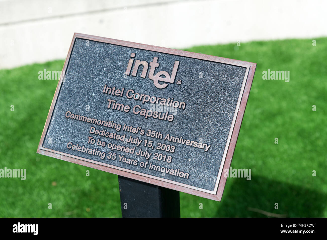 Santa Clara, Kalifornien, USA - 29. April 2018: Intel Corporation Time Capsule feiert 35 Jahre Innovation im weltweit Unternehmen Headquarte Stockfoto