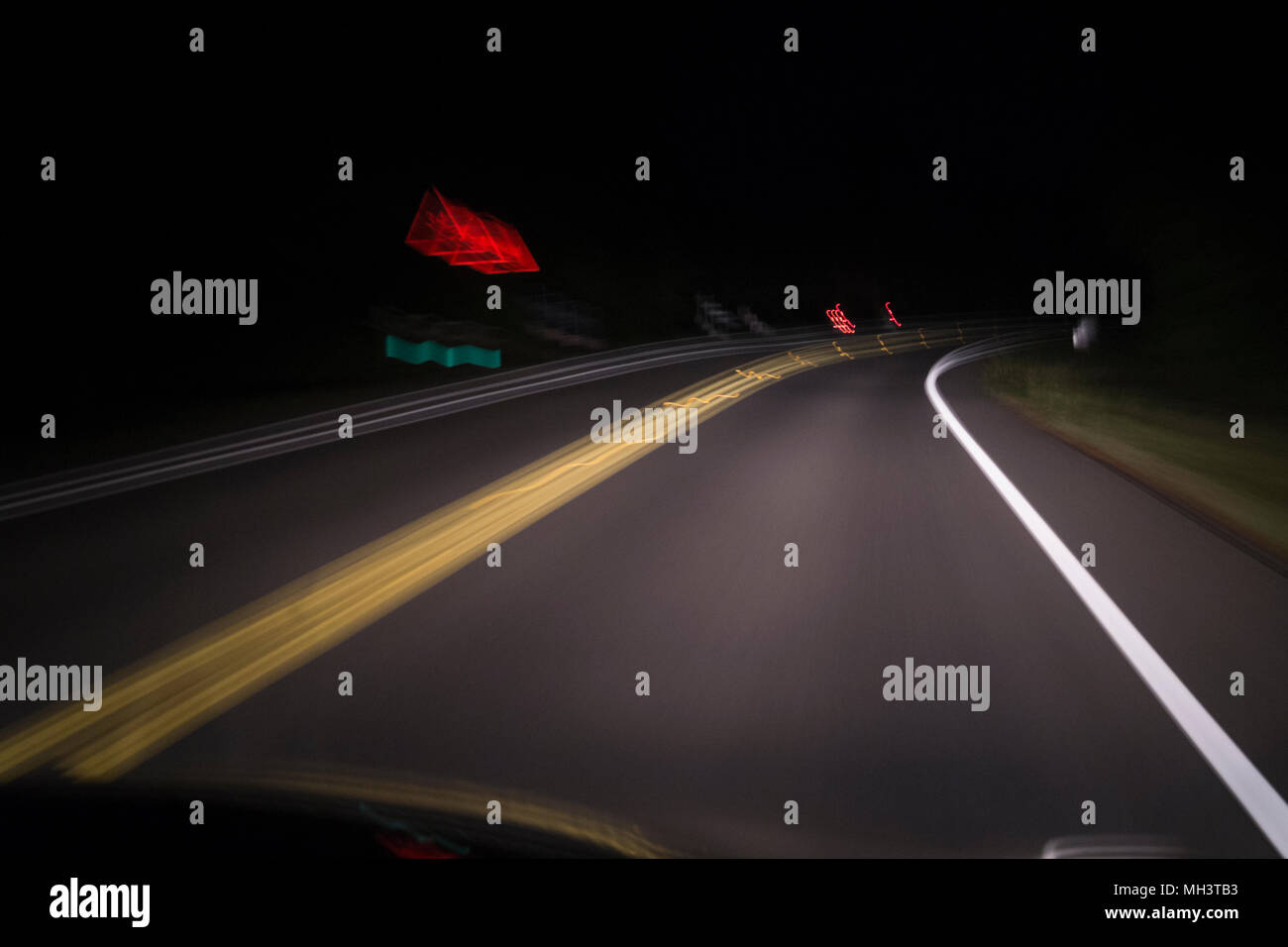 Dunkle Autobahn bei Nacht auf Fort Morgan Halbinsel, Alabama. Stockfoto