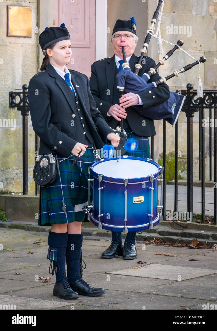 Mädchen Schlagzeuger und Dudelsack, Haddington Pipe Band gekleidet in Kilts, Corn Exchange, Place d'Aubigny, Court Street, East Lothian, Schottland, Großbritannien Stockfoto