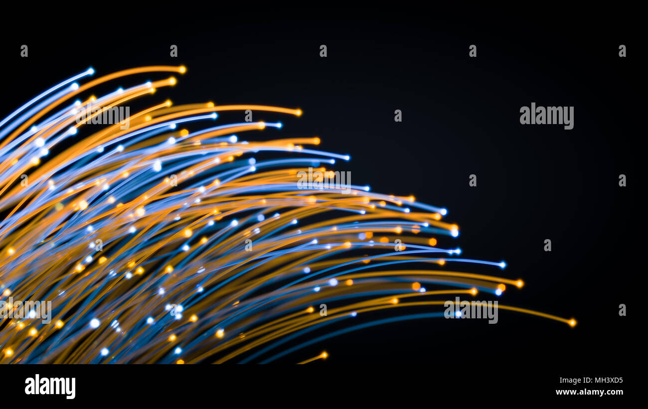 Leuchtende blaue und orange Lichtwellenleiter in Dunkel. 3D-Darstellung Stockfoto