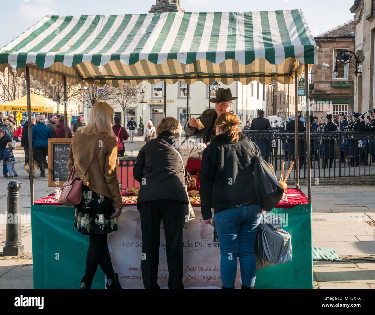 Marktstand, Haddington Farmers Market, Place d'Aubigny, Court Street, East Lothian, Großbritannien mit Pipe Band Stockfoto