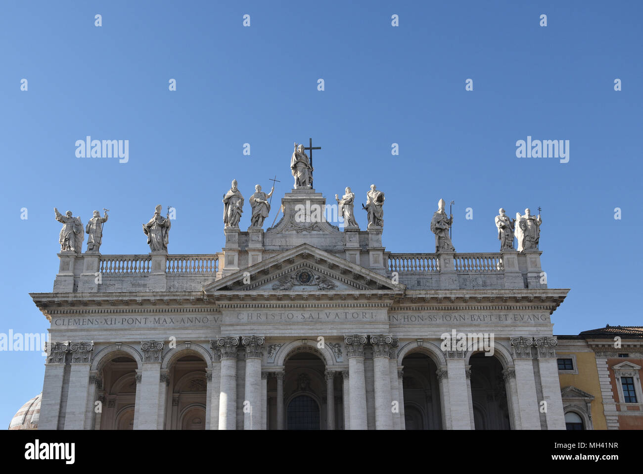 Fassade des Archbasilica St. Johannes im Lateran entfernt. Die Kathedrale des Erlösers und des Heiligen Johannes des Täufers und des Evangelisten in den späten Stockfoto