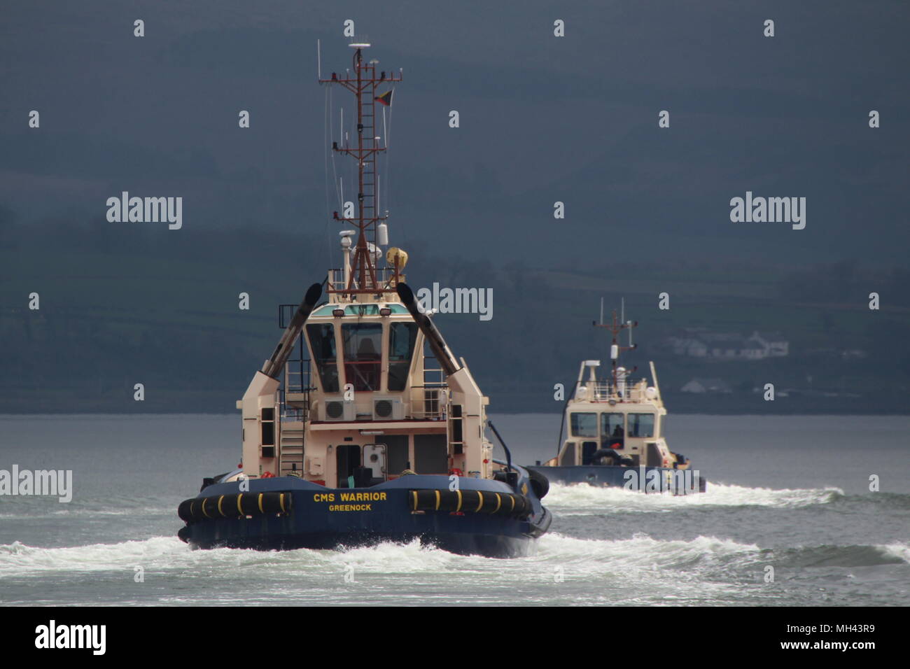 CMS Krieger und CMS Bruiser, zwei der Flotte der Schlepper Clyde Marine Services', auf Aufgabe während der Ankunft Phasen der Übung gemeinsame Krieger 18-1 Stockfoto