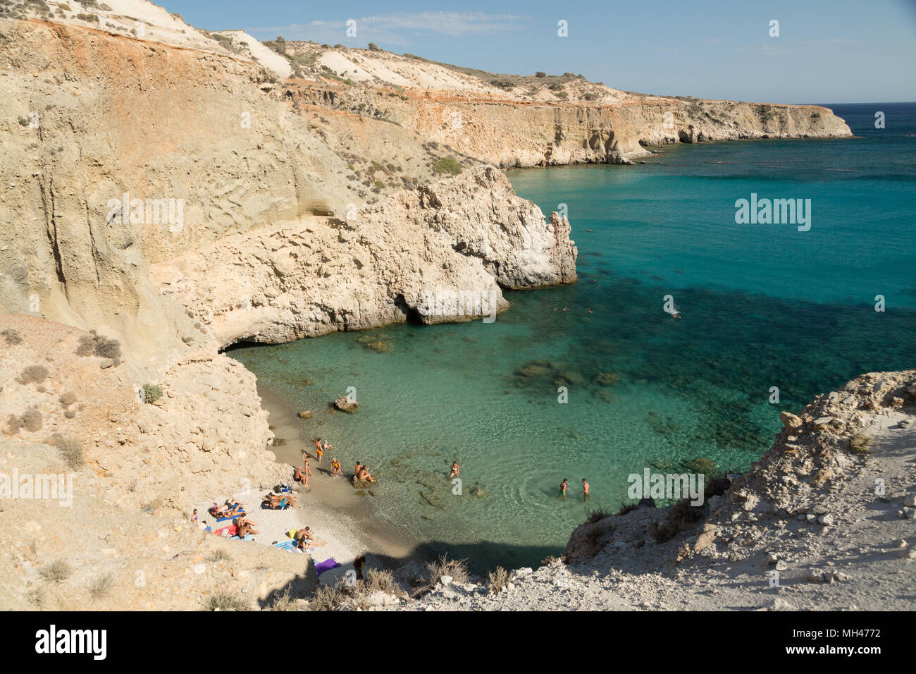 Leute genießen Tsigrado Strand auf der Insel Milos in Griechenland Stockfoto