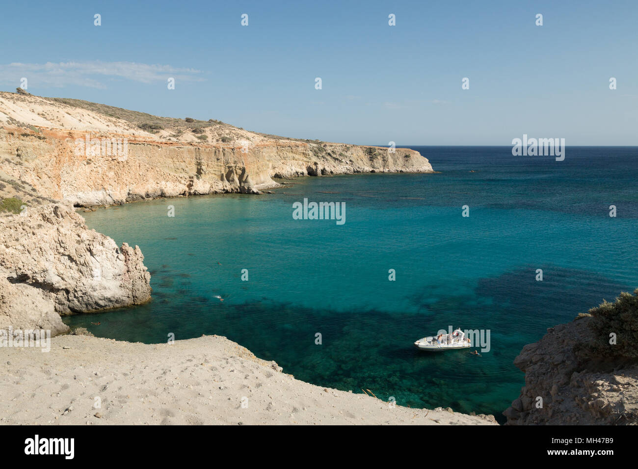 Leute genießen Tsigrado Strand auf der Insel Milos in Griechenland Stockfoto