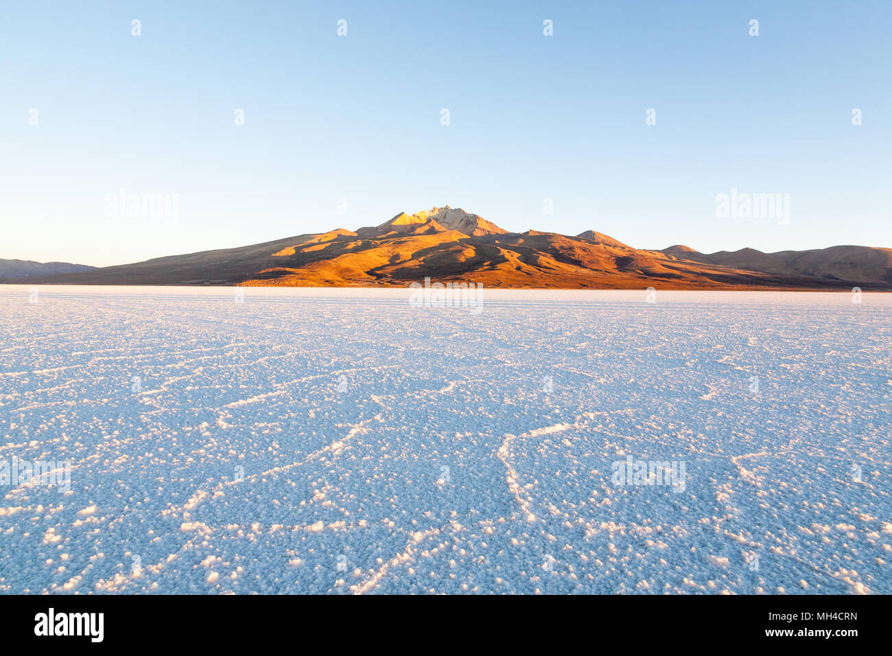 Salar de Uyuni, Bolivien. Der grösste Salzsee der Welt. Bolivianischen Landschaft. Cerro Tunupa anzeigen Stockfoto