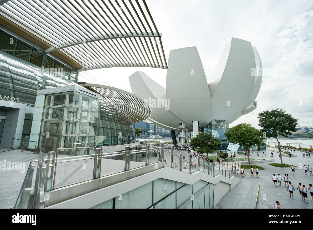 MARINA BAY, Singapore - Jan 20, 2017: Landschaft von ArtScience Museum fast auf den Shoppes in Marina Bay Sands. ArtScience Museum ist eine berühmte Szene von Stockfoto