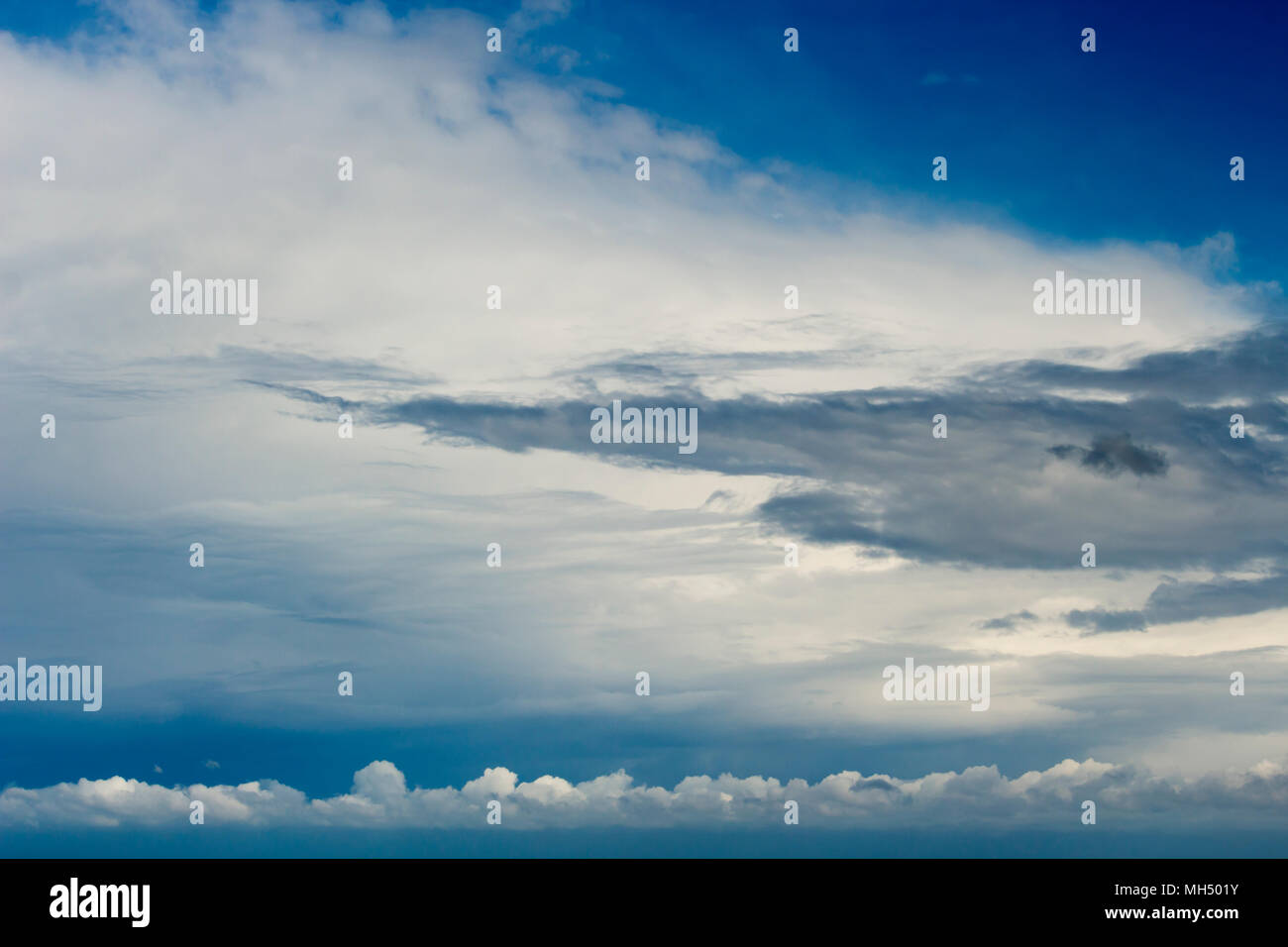 Grau Weiß wispy Cirrus und cirrostratus Wolken im azurblauen australischen Himmel eine dezente Hintergrund oder Tapete Effekt erzeugen. Stockfoto