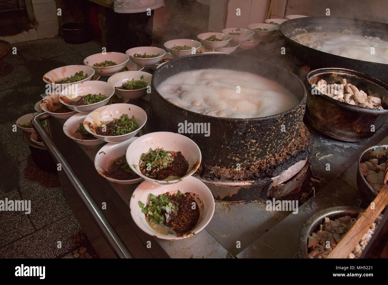 Darm- und Kartoffelstärke Nudeln, eine Spezialität von Chengdu, Sichuan, China Stockfoto