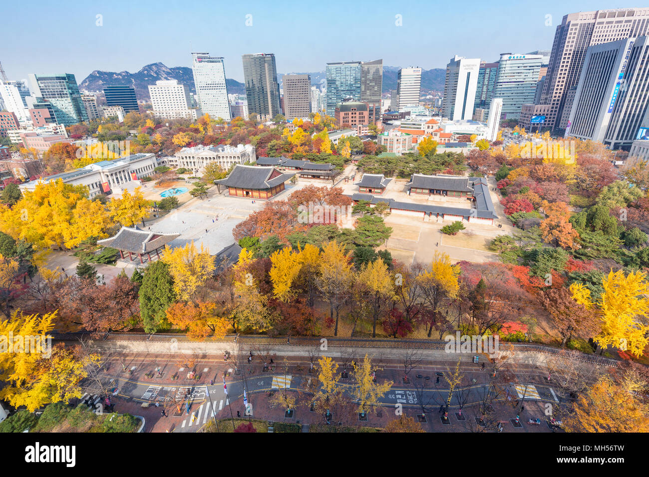Ansicht der Stadt Seoul und im Herbst in Deoksugung Palast Stockfoto