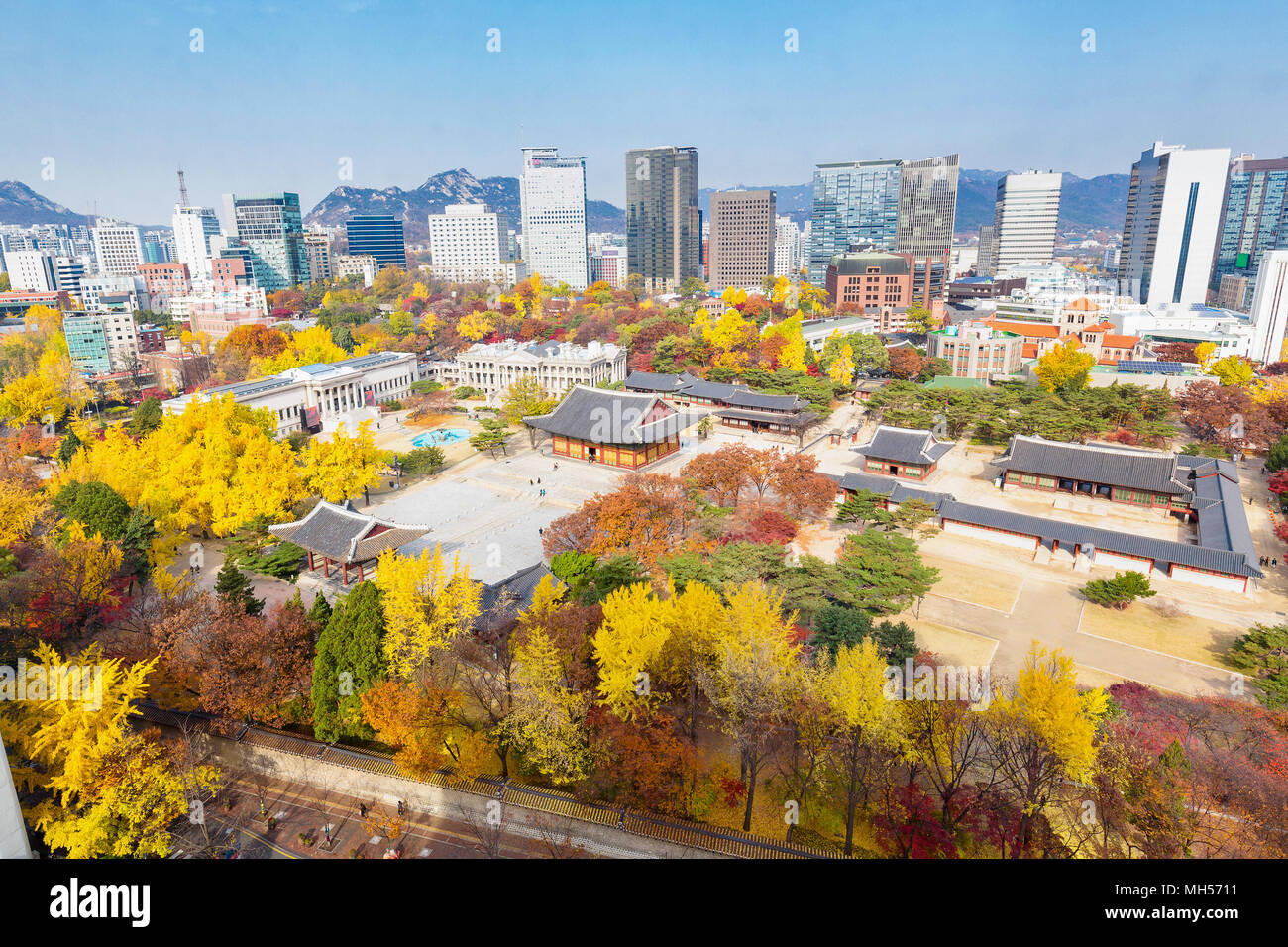 Ansicht der Stadt Seoul und im Herbst in Deoksugung Palast Stockfoto