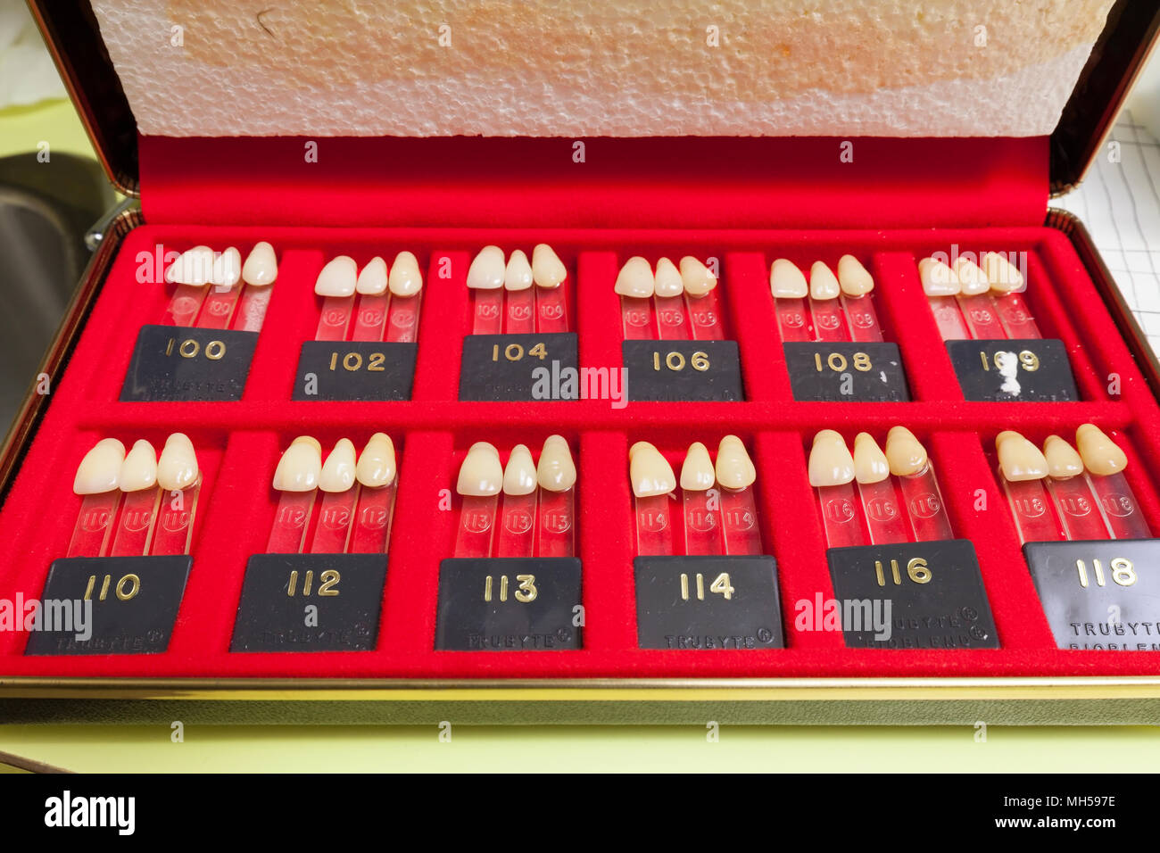 Eine Reihe von Blend selector fake Zähne hergestellt von Trubyte Bioblend für die Auswahl der falschen Zähne Farbe des Patienten. Stockfoto