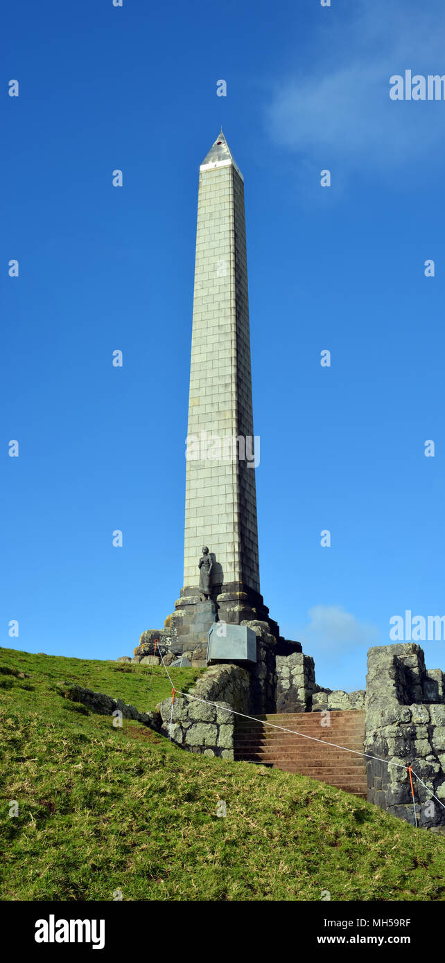 Obelisken & Maori Warrior Statue errichtet im Jahre 1940, auf One Tree Hill, Auckland, Neuseeland Stockfoto