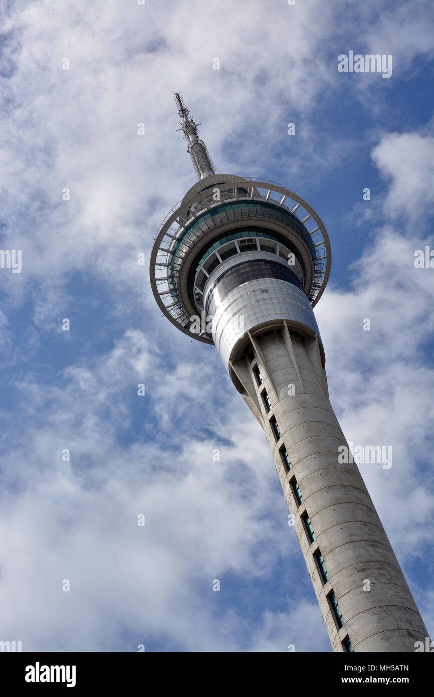Der Sky Tower ist eine Beobachtung und Telekommunikation Turm an der Ecke von Victoria und dem Bundesamt für Strassen in der CBD von Auckland, Auckland, Stockfoto
