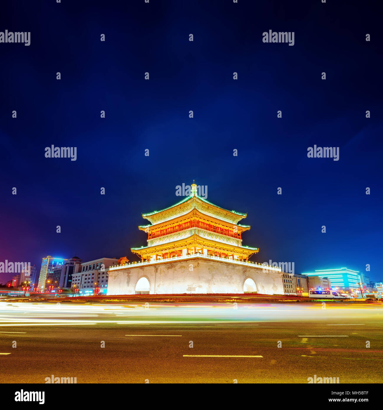 Xi'an, der Ausgangspunkt der alten Seidenstraße, schönen Glockenturm bei Nacht, China Stockfoto